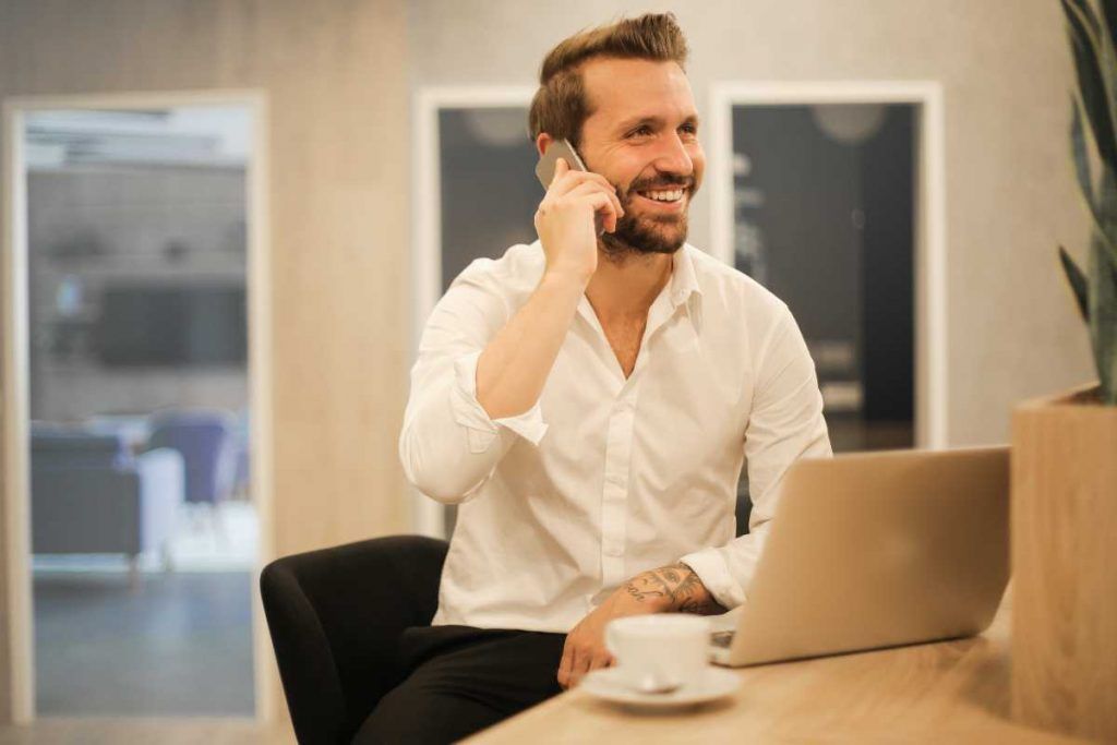 Uomo al telefono