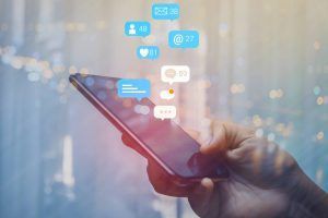 persona che utilizza un concetto di social media marketing su smartphone