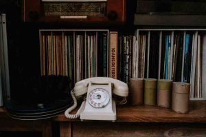 Telefono vintage e libri