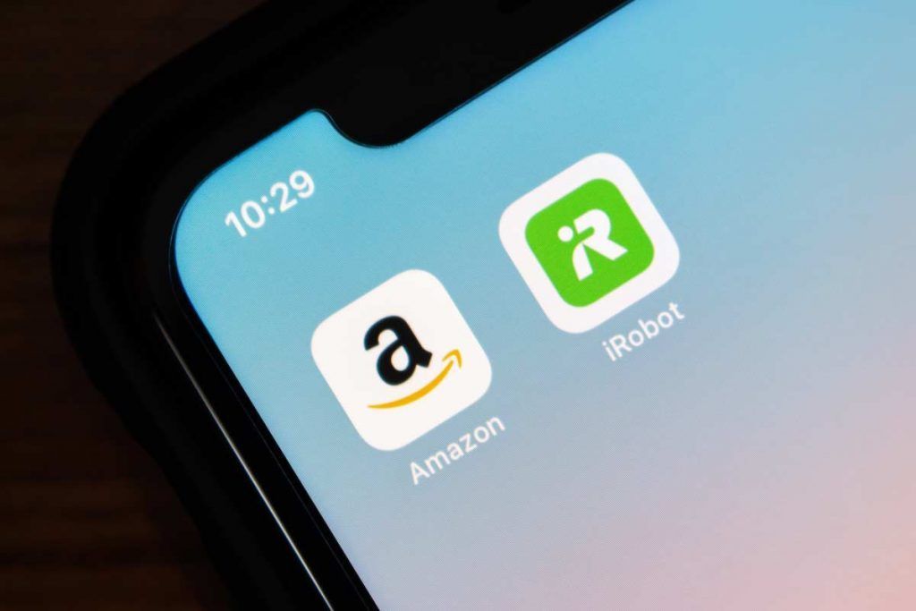 Amazon e iRobot - loghi su schermo smartphone