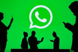 persone vicine che utilizzano Whatsapp su smartphone e computer