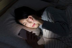 Telefono acceso di notte fa male