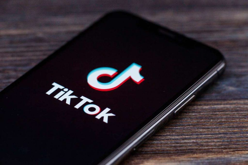 logo TikTok su schermo smartphone in posizione tra verticale e orizzontale