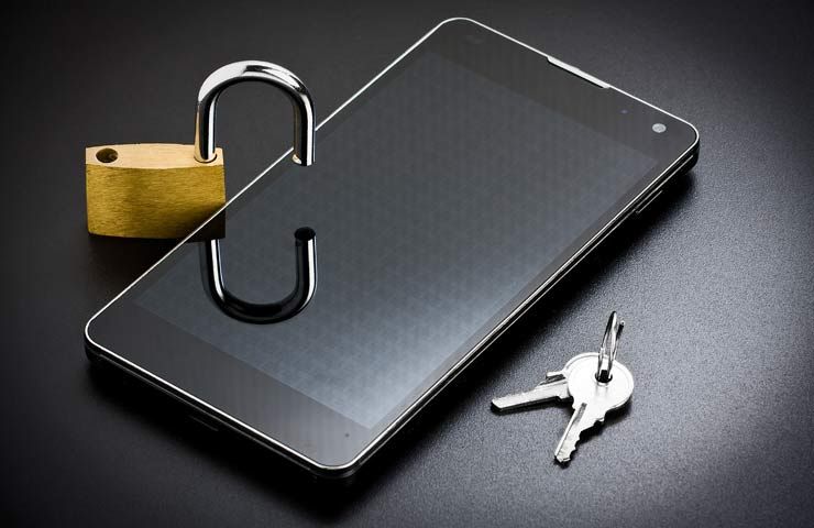 smartphone bloccato con lucchetto e chiavi