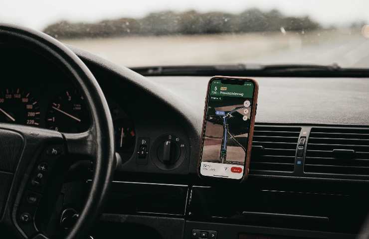 Google Maps su smartphone in auto