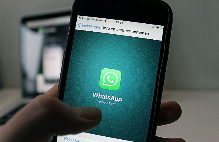 Icona di WhatsApp su smartphone