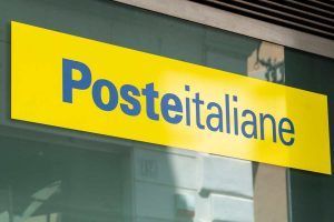 Poste Italiane - logo fuori da ufficio postale