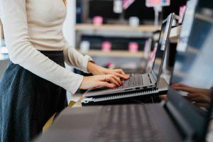 Ragazza in negozio di tecnologia