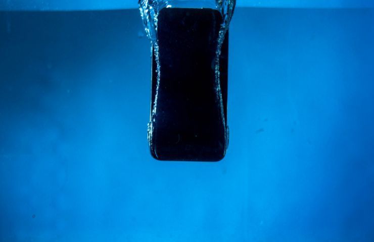 Smartphone immerso in acqua