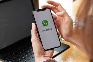 Arriva una interessante novità su WhatsApp che riguarda - nello specifico - gli utenti iOS: una funzione che si attendeva da tempo.  WhatsApp ha introdotto una novità molto attesa dagli utenti di dispositivi iOS: una nuova funzione di sicurezza che ha come scopo principale quello di migliorare - in maniera incisiva - la privacy e la protezione dei dati degli utenti. Tale aggiornamento, dunque, è molto importante, in quanto rende ancora più sicura l'applicazione di messaggistica istantanea di Meta. Scopriamo, dunque, insieme di cosa si tratta. WhatsApp, la funzione tanto attesa arriva su iOS Su WhatsApp giunge una funzione che gli utenti iOS, in particolare, attendevano da tempo. CI riferiamo a "PassKey", una funzione che, in un primo momento, è stata resa disponibile per gli utenti Android, dai quali ha ottenuto tanti feedback positivi, in quanto è in grado di aumentare la sicurezza legata all'utilizzo dell'app. La caratteristica principale di PassKey consiste nella possibilità che hanno gli utenti di impostare una password personalizzata per accedere all'applicazione WhatsApp sui propri dispositivi. In questo modo, attraverso questo ulteriore passaggio, l'app è in grado di fornire un ulteriore scudo di protezione per  per prevenire l'accesso non autorizzato all'app da parte di terzi, proteggendo - così - sia i messaggi che le informazioni personali. Una opzione facoltativa non impostata di default Gli utenti iOS, che finora avevano atteso con impazienza questa funzione, possono ora beneficiarne. Secondo quanto riportato da WABetaInfo, sito che, di solito, fornisce interessanti anticipazioni in genere sempre affidabili sulle novità di WhatsApp, PassKey sarà presto testabile anche dai beta tester che utilizzano dispositivi iOS. Una delle particolarità di PassKey è che non viene attivata automaticamente: gli utenti hanno la libertà di decidere se attivare o meno questo livello aggiuntivo di protezione sul proprio dispositivo. Una volta attivata, la PassKey, che, nei fatti, consiste in un codice a sei cifre, può essere memorizzata su iCloud, in modo da semplificare il processo di inserimento attraverso l'utilizzo del codice PIN del dispositivo o dei dati biometrici dell'utente, tra i quali c'è anche l'impronta digitale. Possibili bug legati a questa al PassKey È importante notare che, nel momento in cui gli utenti accedono al proprio account WhatsApp da un dispositivo diverso da quello utilizzato di solito, la PassKey impostata - in un primo momento - resterà valida, in modo tale da garantire lo stesso livello di protezione.   Essendo, però, una funzione ancora in fase di beta testing, è possibile che si presentino dei bug. I beta tester che riscontrano problemi dovranno, pertanto, attendere un aggiornamento successivo dell'app al fine di fissarli.  WhatsApp nuova funzione