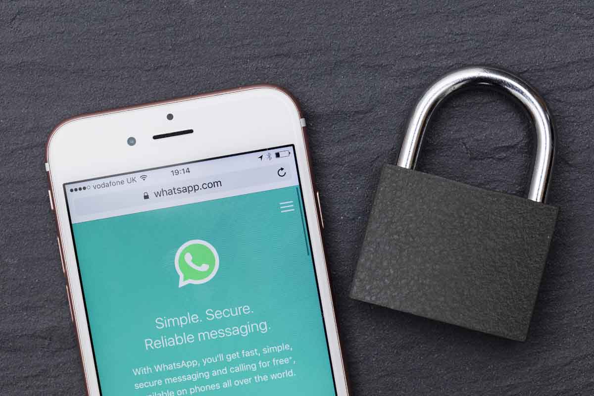 WhatsApp su schermo smartphone e lucchetto