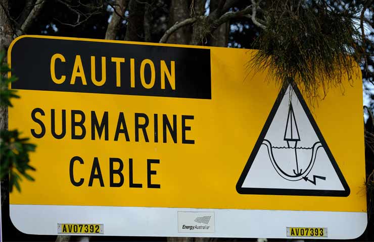 Esempio di cartello per navi con 'attenzione cavo sottomarino'