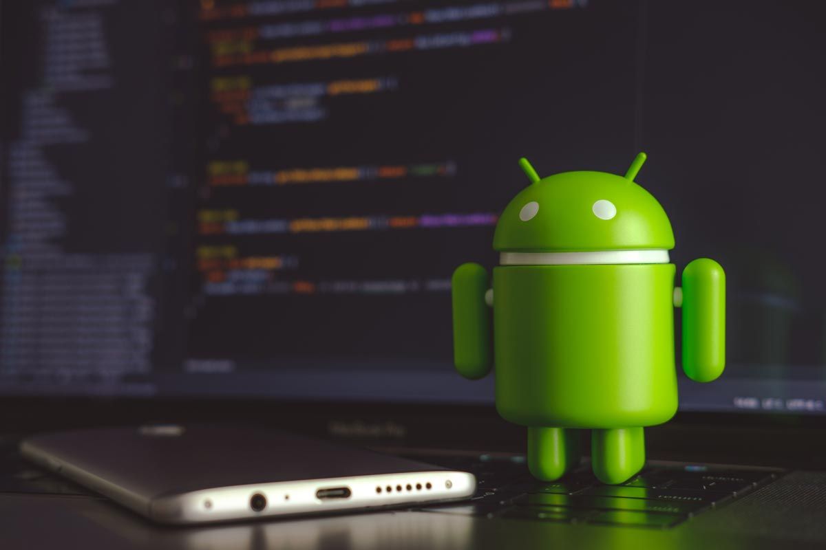 foto di computer con Android Studio e gadget Android