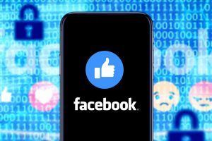 smartphone con loghi Facebook e sicurezza