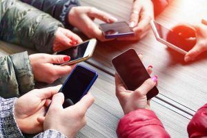 gruppo di mani con smartphone