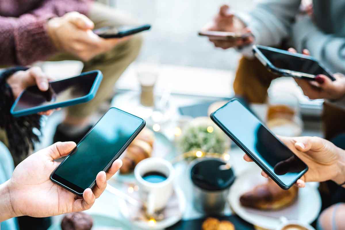 gruppo di persone che utilizza smartphone