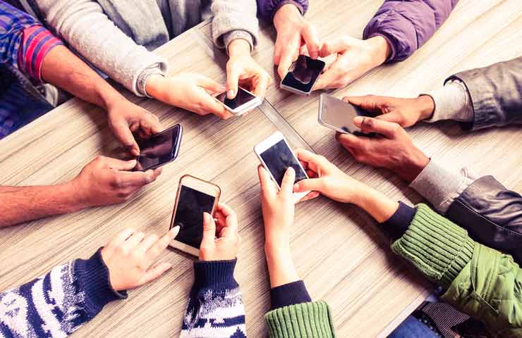 gruppo di persone con in mano smartphone