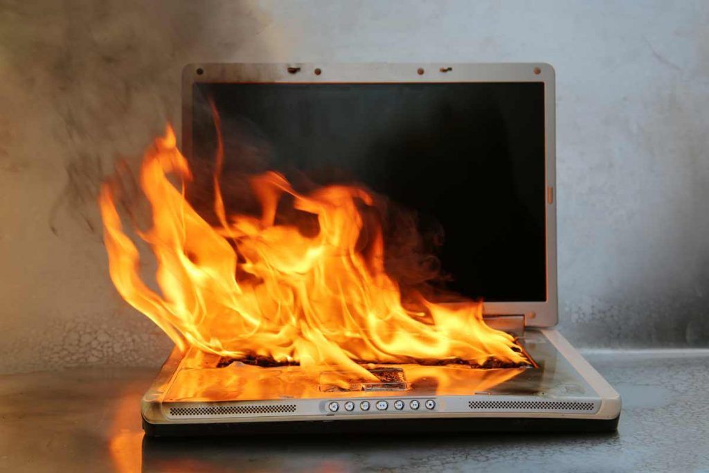 laptop che prende fuoco