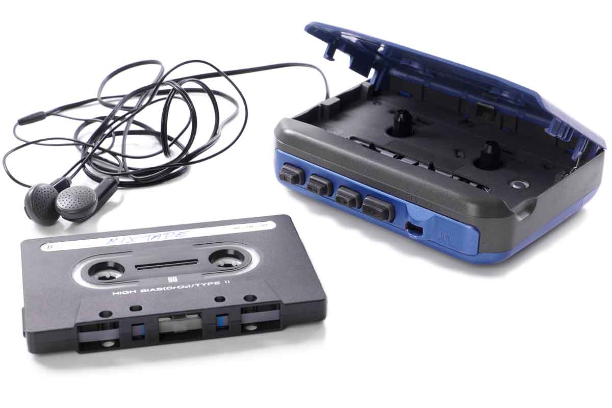 musicassetta, walkman blu-nero e cuffie