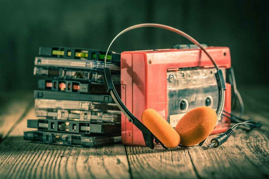 musicassette, walkman rosso e cuffie