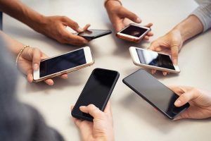 persone che usano smartphone in gruppo