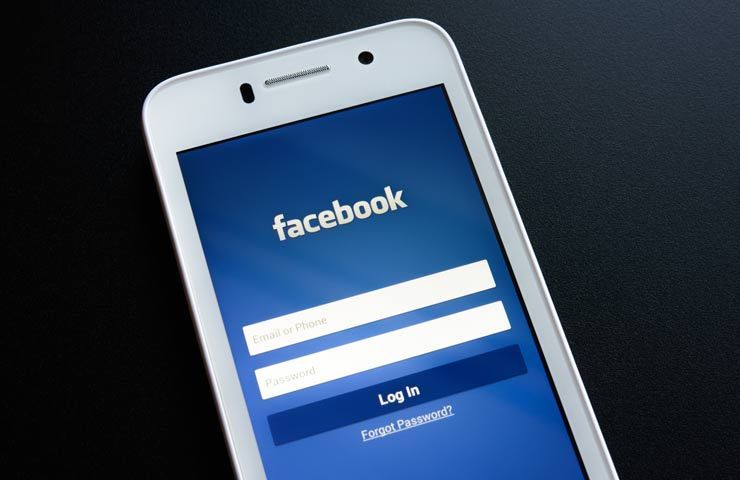 smartphone con pagina accesso Facebook sullo schermo