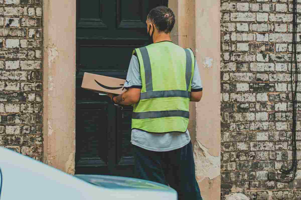 Postino consegna il pacco