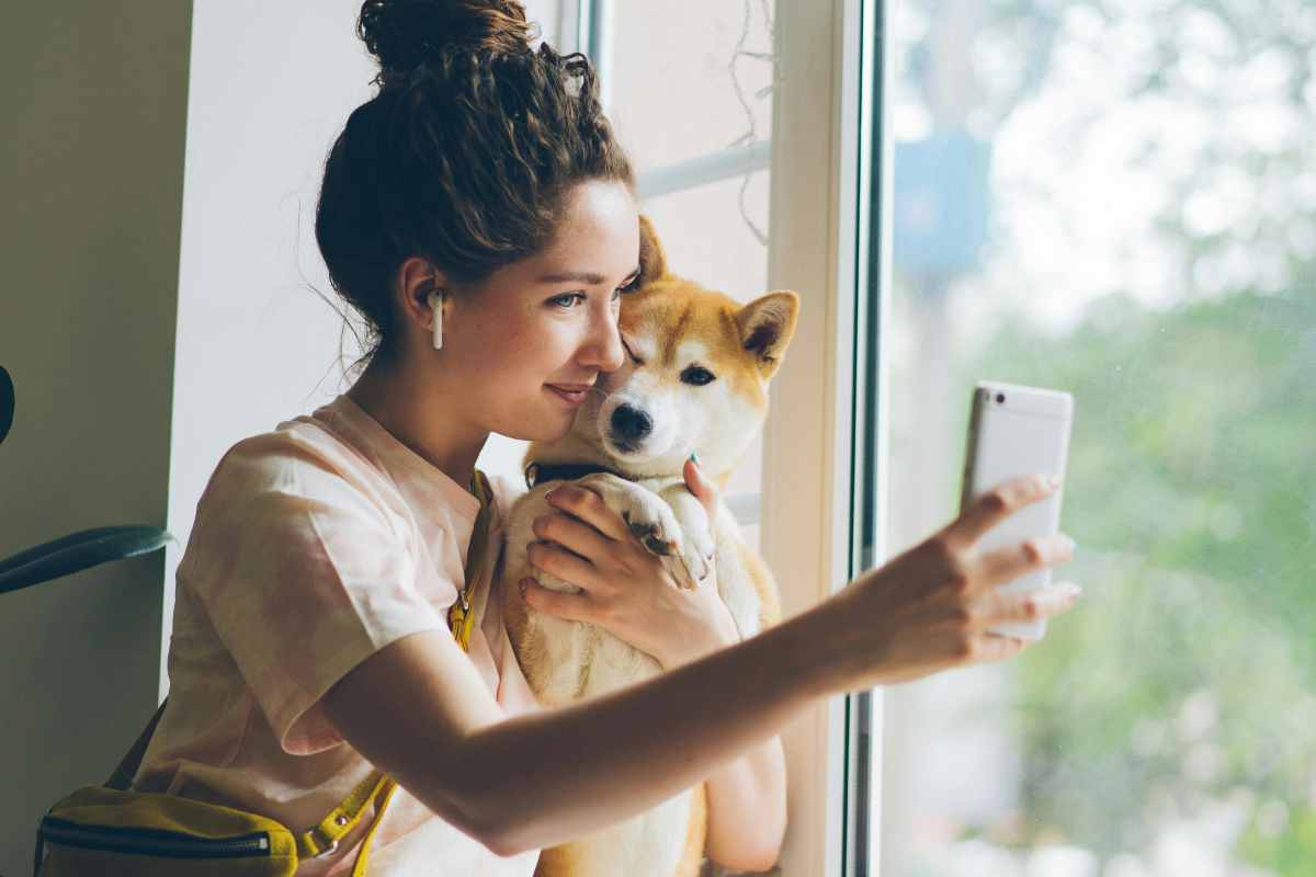 Ragazza scatta selfie con cane