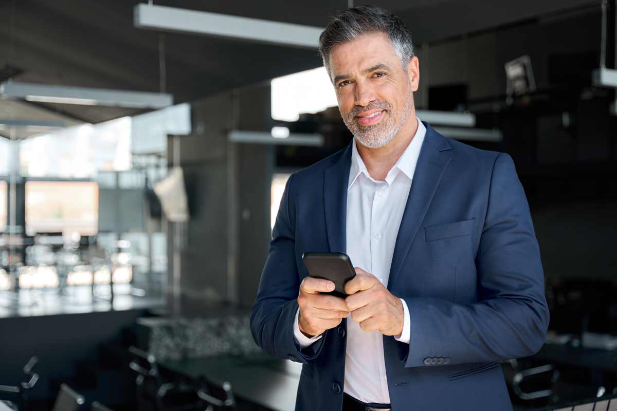 business man con smartphone in mano