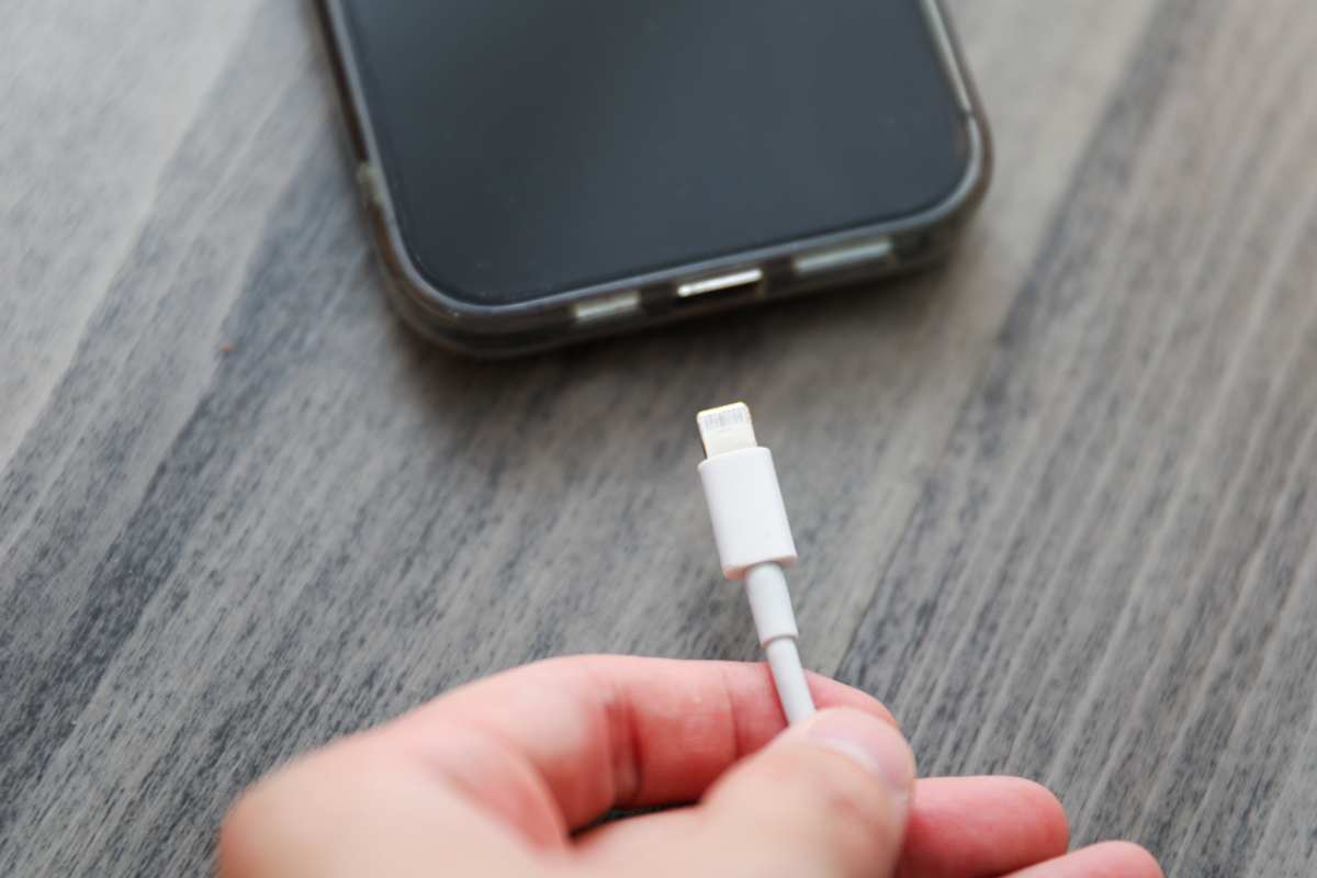 Caricare il cellulare di notte rovina la batteria? Scopriamo la verità