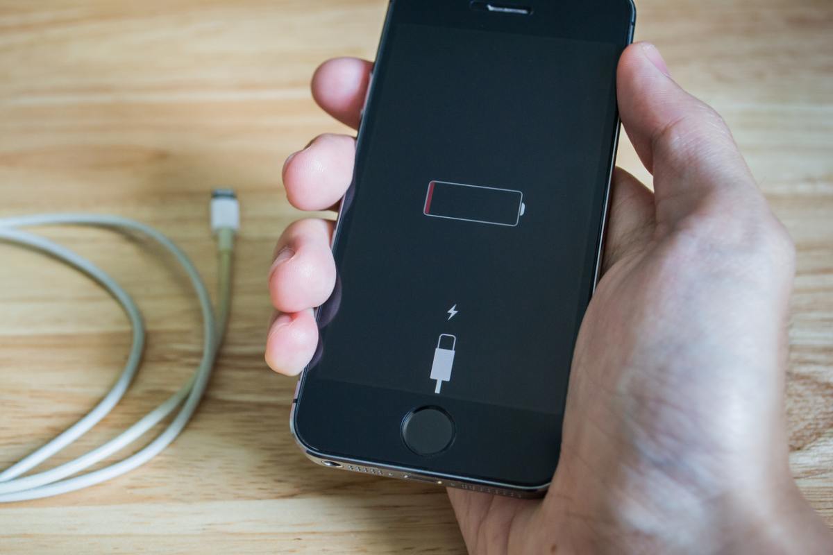 La batteria dell'iPhone si scarica subito: il trucco che la fa durare il doppio