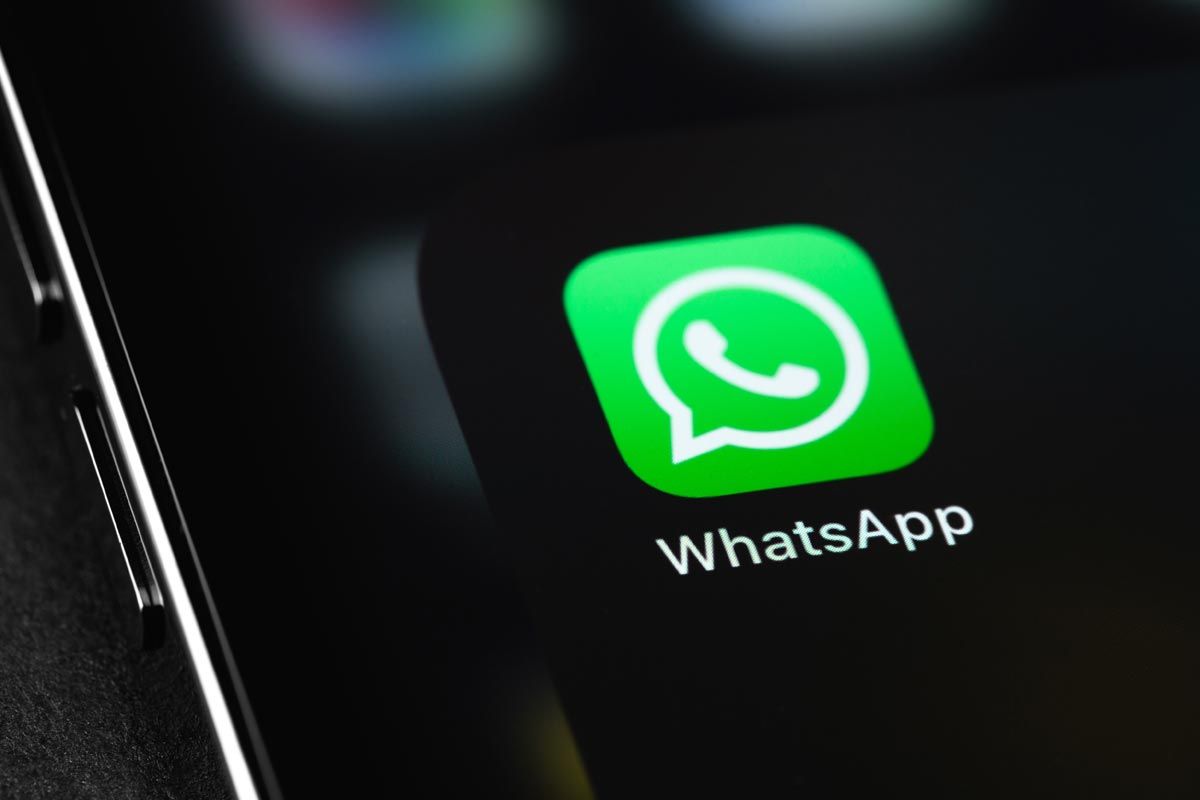 icona app WhatsApp su schermo iPhone