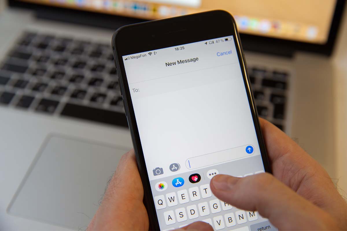 persona che scrive messaggio in Messaggi su iPhone