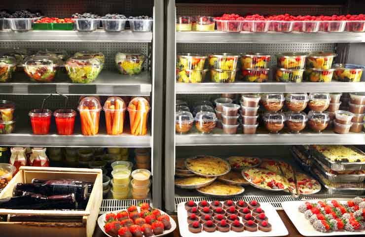 prodotti alimentari banco frigo in supermercato