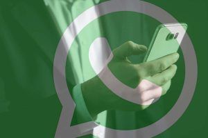 smartphone whatsapp uomo