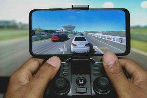 uomo smartphone gioco