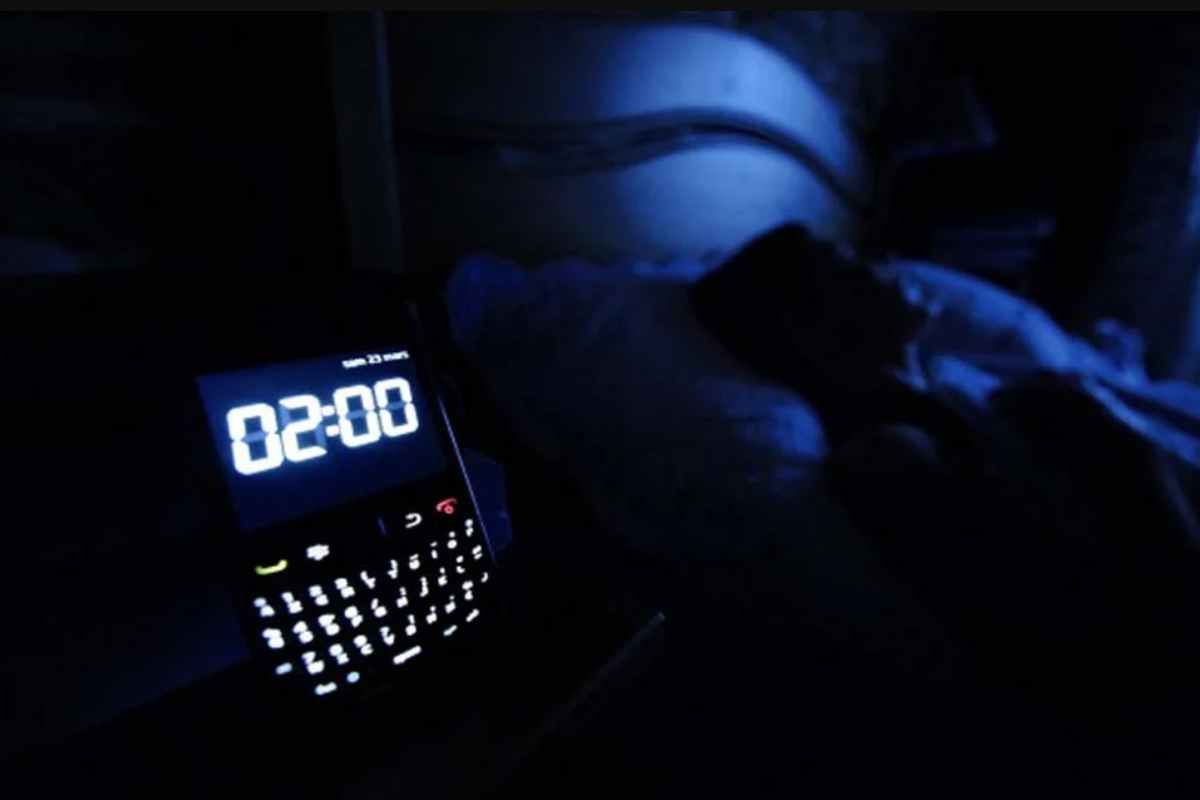 Cellulare acceso di notte