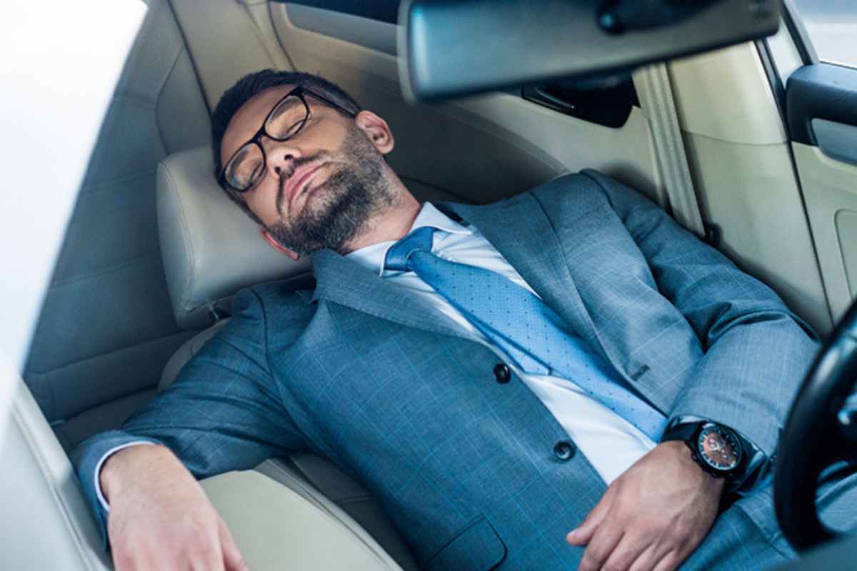 Automobilista dorme in macchina