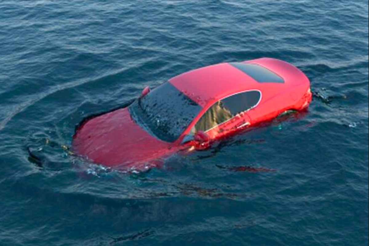 Automobile affonda in acqua