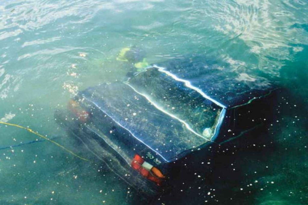 Macchina finisce dentro l'acqua