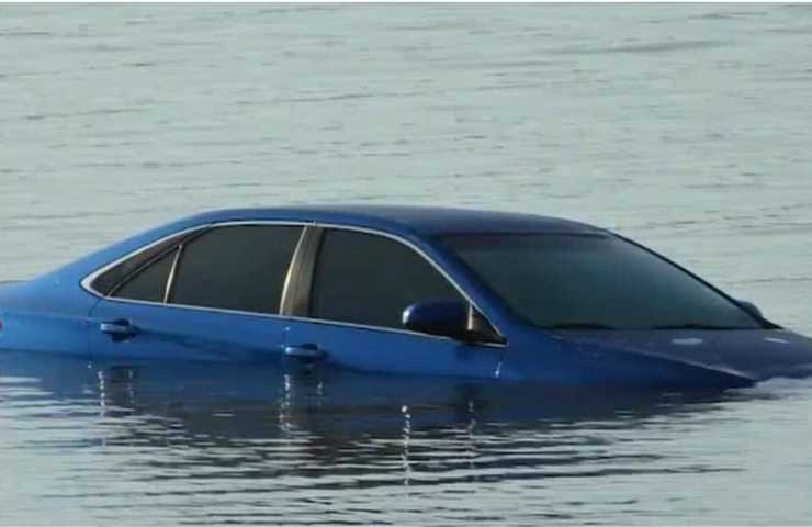 Automobile che affonda in acqua