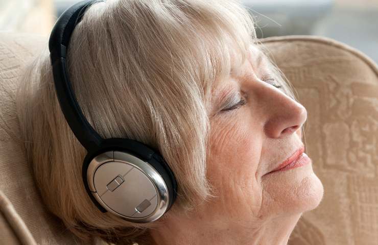 Ascolto musicale rallenta invecchiamento 