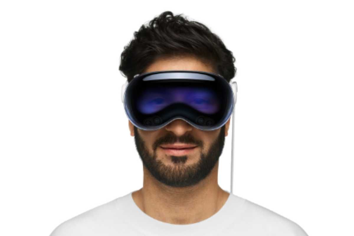 Uomo con l'Apple Vision Pro