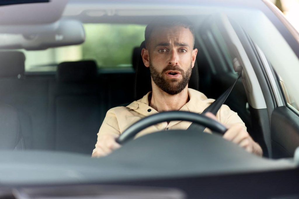 Malintenzionati ti stanno seguendo in auto? Mai fare questo errore