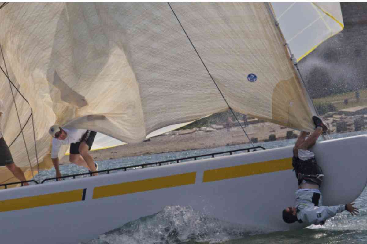 Skipper sulla barca a vela