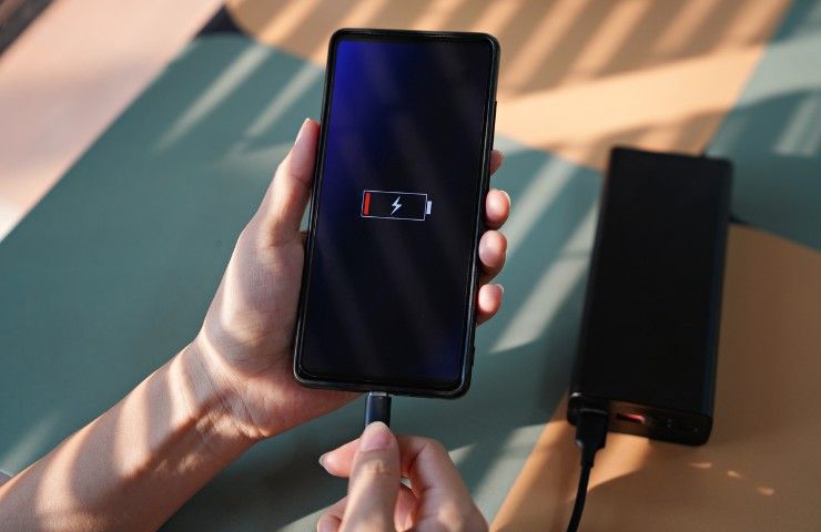 Batteria smartphone sempre scarica? I 5 consigli che ti salvano