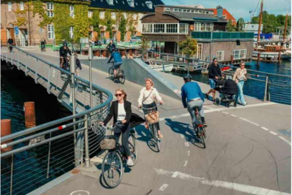 Persone in bicicletta a Copenaghen