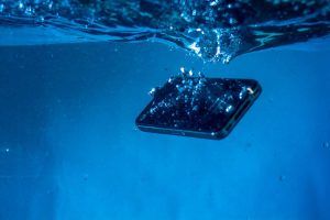 Cellulare caduto in acqua: c'è una soluzione (che nessuno conosce) e che ti salva