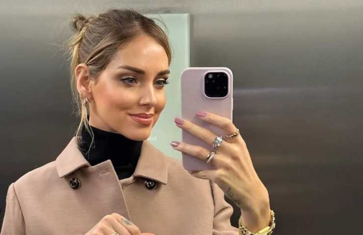 Chiara Ferragni si scatta un selfie in ascensore