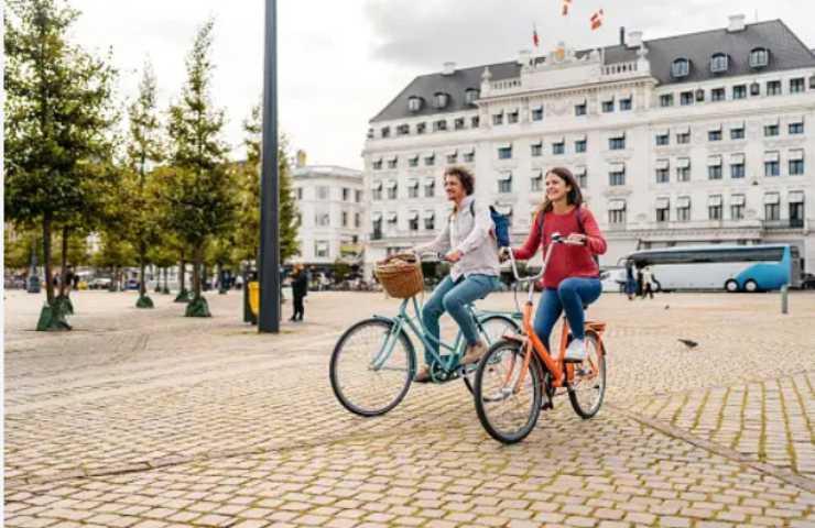 Persone in bicicletta a Copenaghen